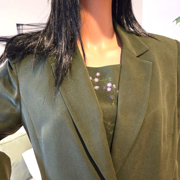COPY - Jones New York 4-Piece Woman's Green Silk Suit, Size 12 Jacket, Pant, Sk… - Picture 2 of 16